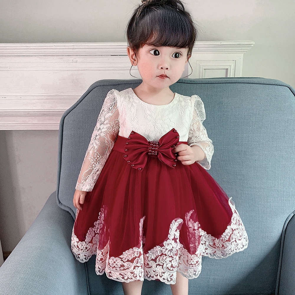 Elegant Girl's Dress: A Perfect Blend of Lace and Tulle" 英文介绍 This exquisite girl's dress combines delicate lace and fluffy tulle. With a charming white lace - covered top and a vibrant red tulle skirt, adorned with a large bow, it's ideal for special oc