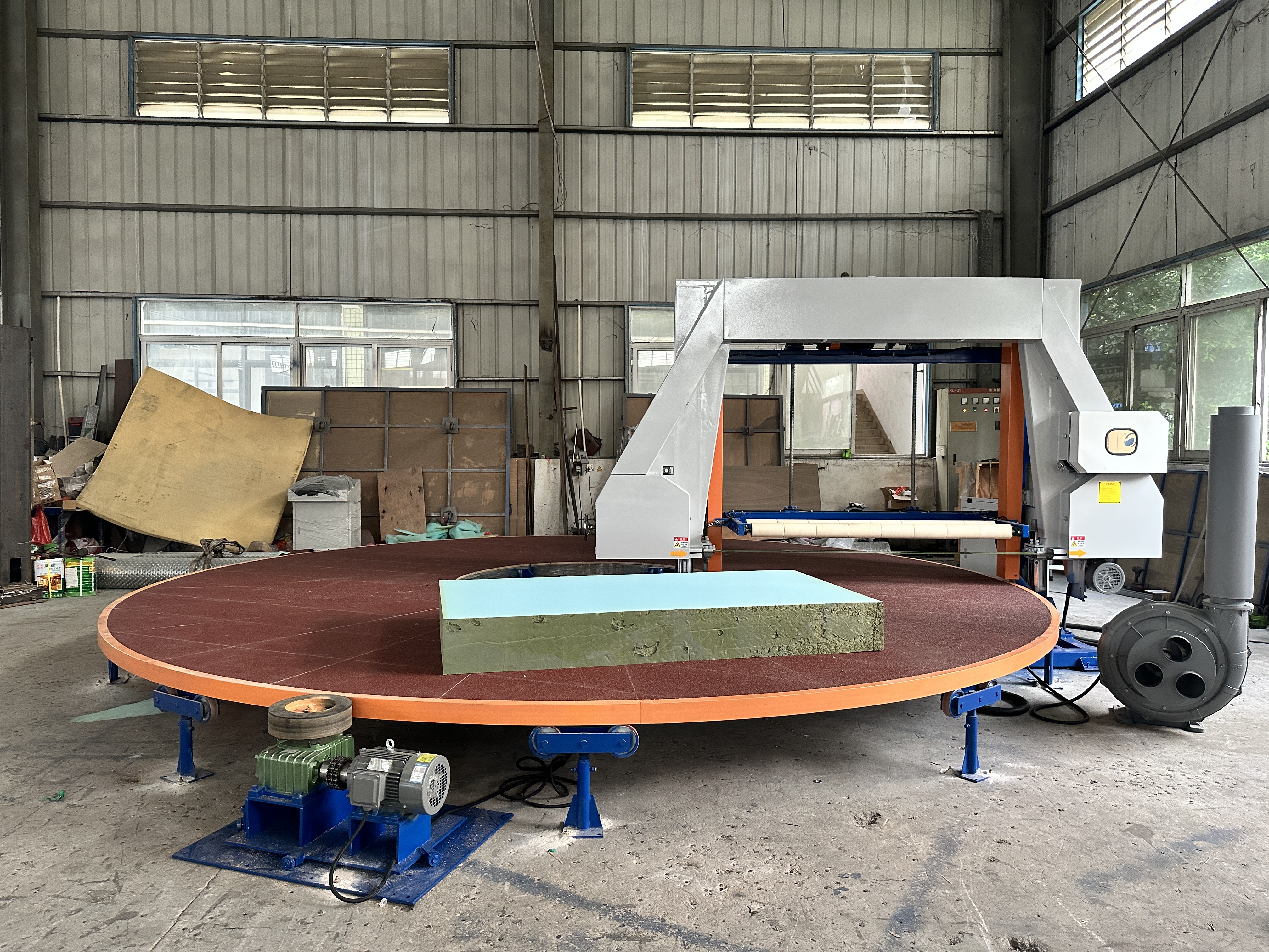 Advanced carrousel splitting foam cutting machine showing precision cutting mechanism and automated feeding system