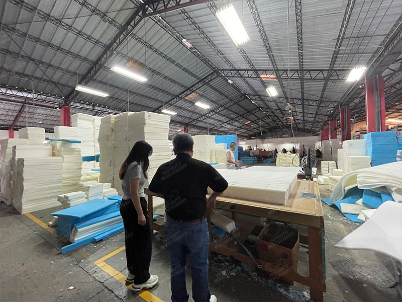 Gerente de negocios planificando l&iacute;neas de producci&oacute;n