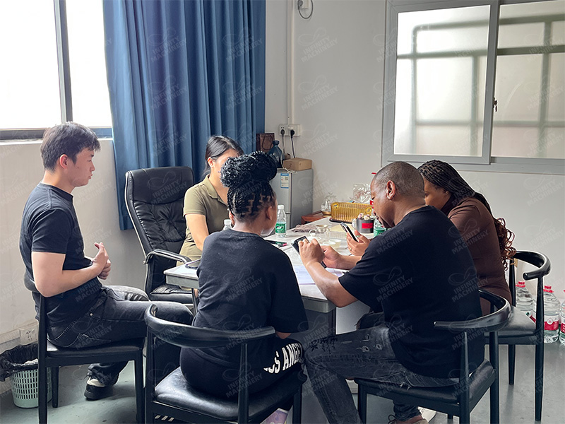 Vendedor negociando un pedido con el cliente