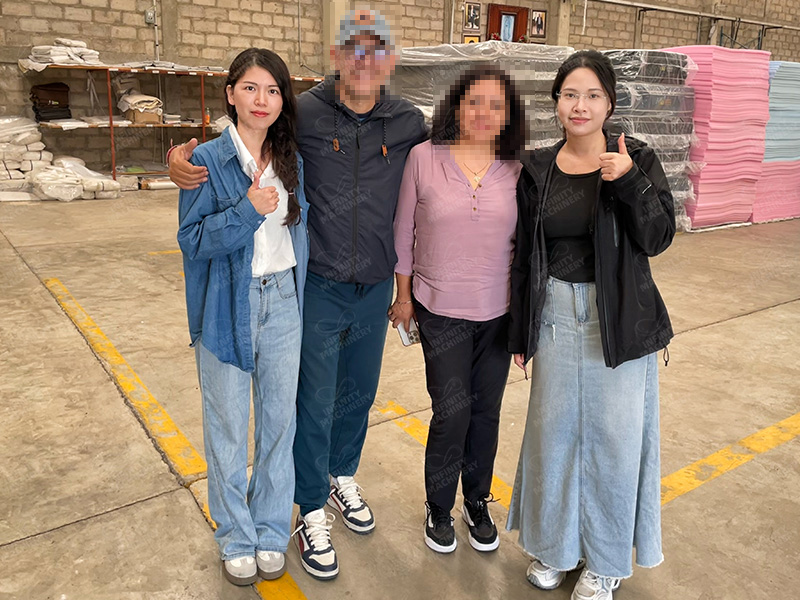 Gerente Comercial Reuni&eacute;ndose con Clientes Mexicanos