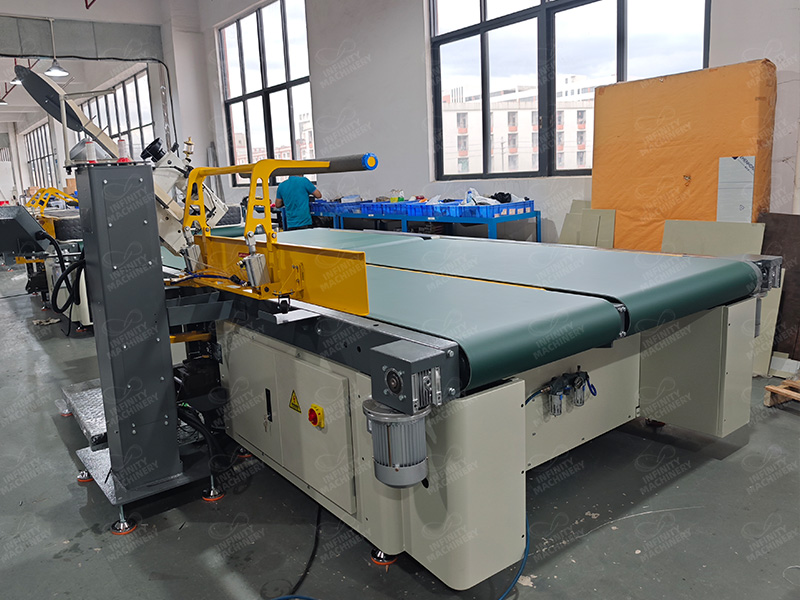 M&aacute;quina de ribeteado totalmente autom&aacute;tica IF-T5 vista frontal