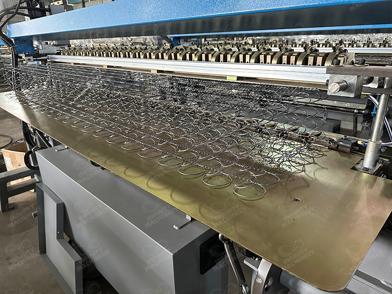 Cadena de resortes bonnell terminada mostrando producci&oacute;n de calidad