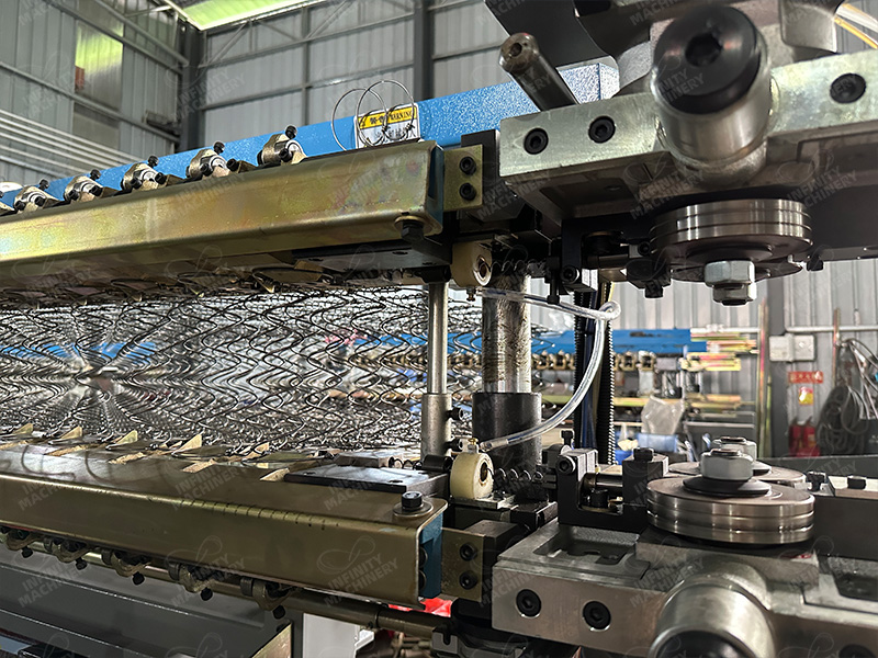 Vista detallada del mecanismo de ensamblaje de cadena de resortes