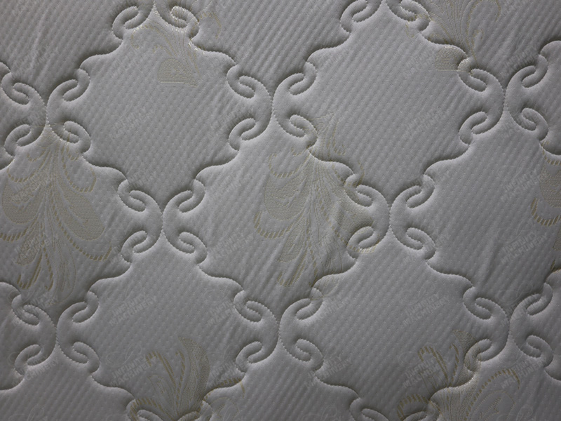 Colch&oacute;n bellamente acolchado que muestra un intrincado trabajo de patrones