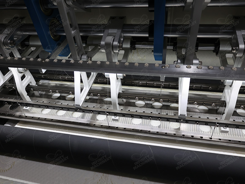 Primer plano del mecanismo de costura de precisi&oacute;n y el conjunto de la aguja