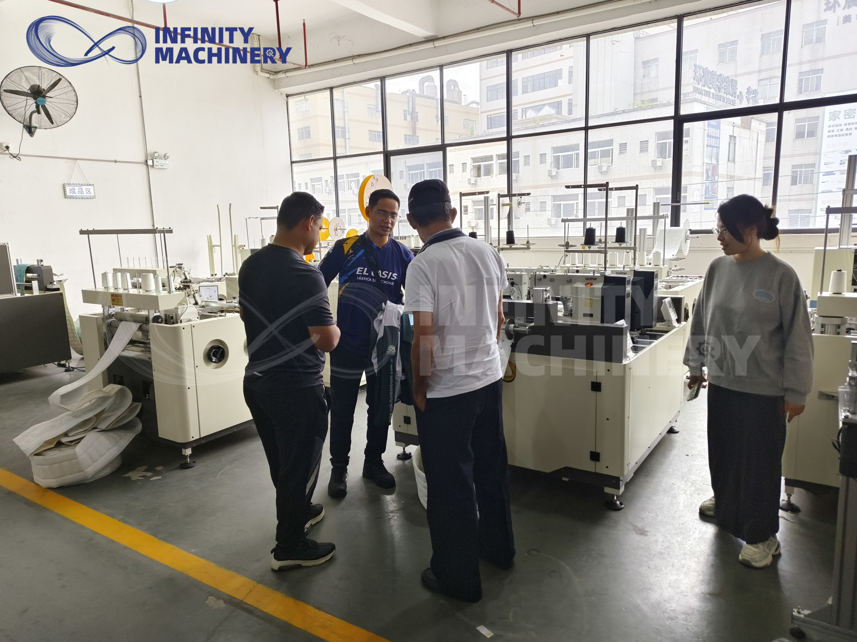 Nuestro representante de ventas explica las m&aacute;quinas de coser a los clientes