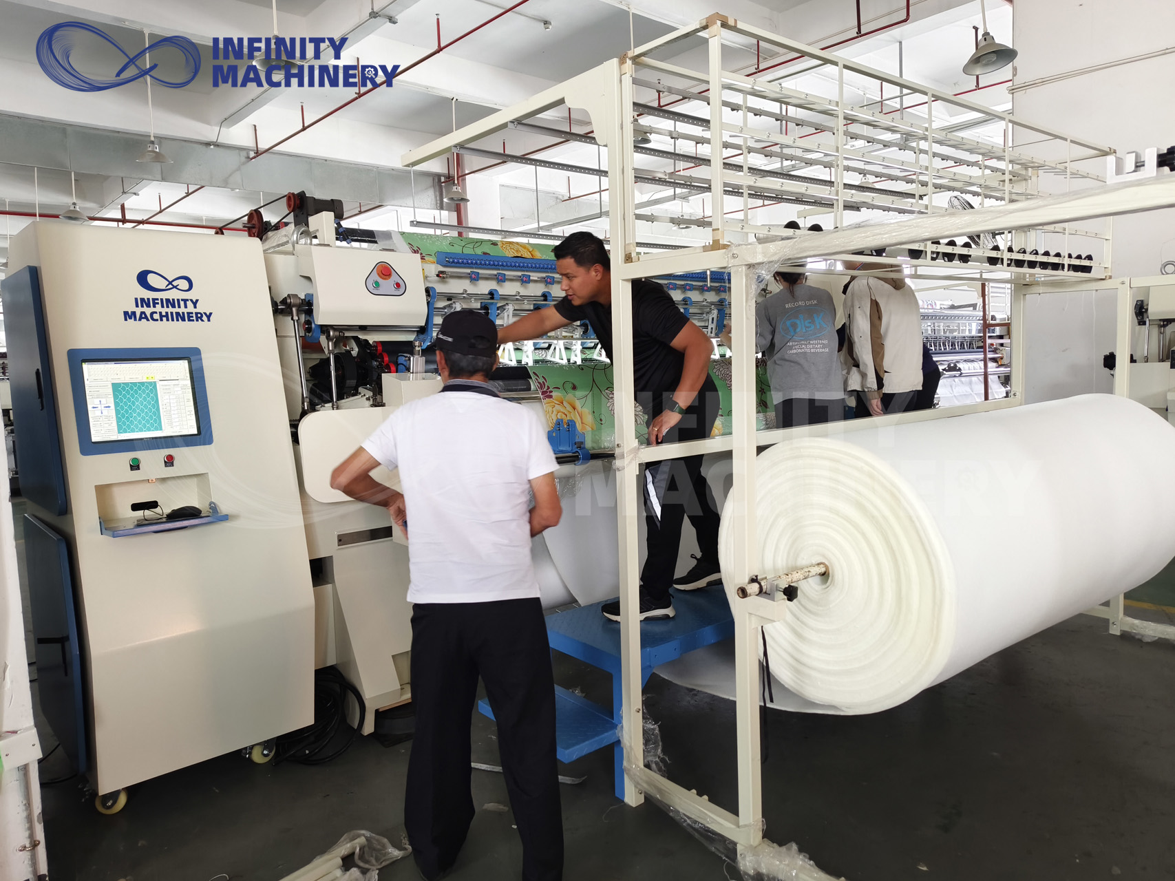 Los clientes experimentan la tecnolog&iacute;a de m&aacute;quinas de acolchado