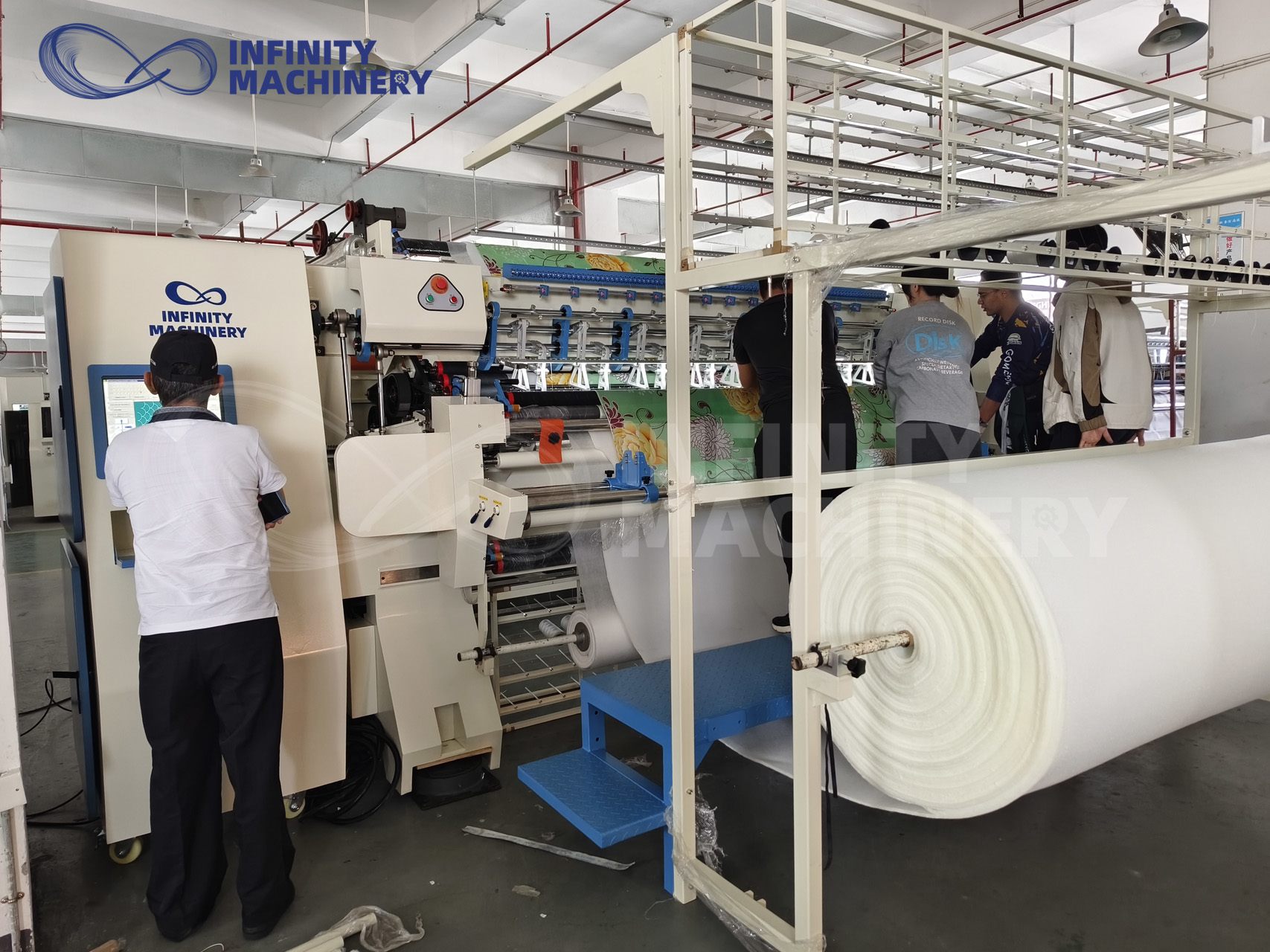 Nuestro representante de ventas explica las m&aacute;quinas de acolchado a los clientes