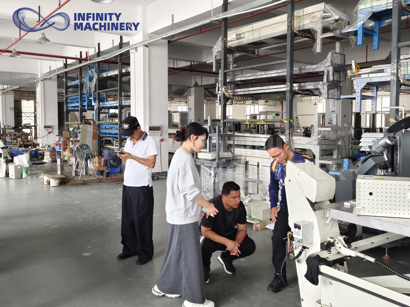 Nuestro representante de ventas explica las m&aacute;quinas de cinta perimetral a los clientes