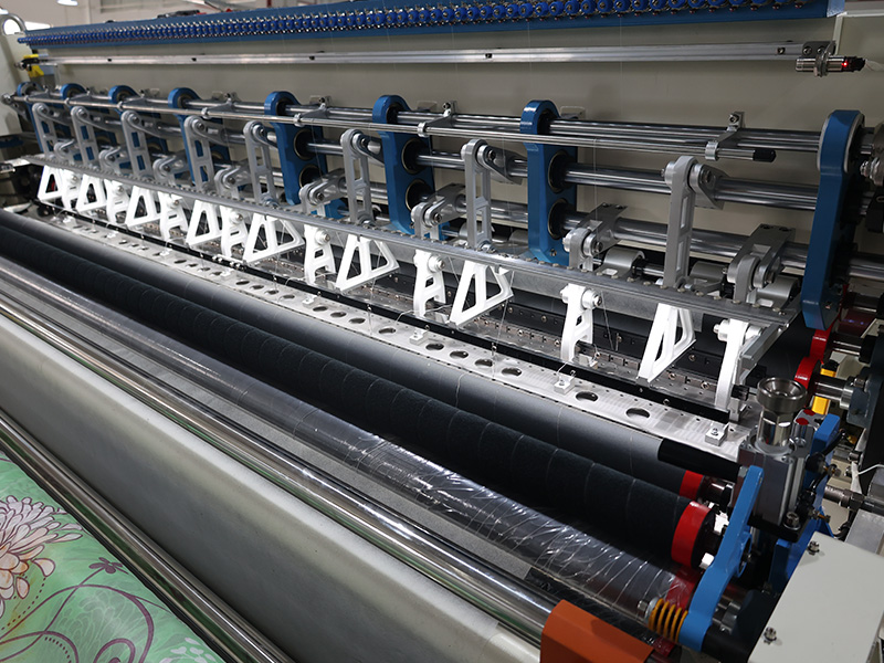 IF-Q-1200 M&aacute;quina de quilting multineedle en operaci&oacute;n