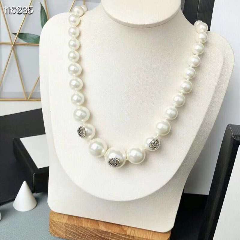Gucci  Pearl necklace with strawberry closure Short Necklace