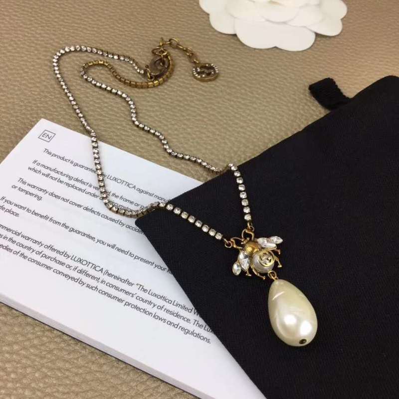 Bee Glass pearls Pendant drop charm necklace with pearl Clasp closure