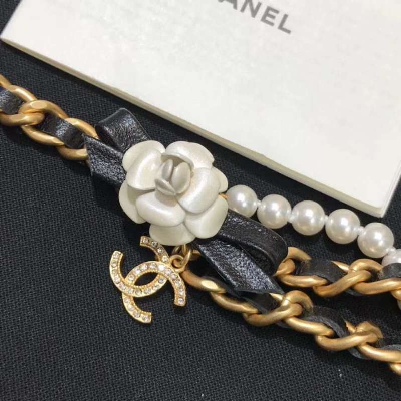 Métiers d'art 2019/20 Camellia Waist Belt Metal, glass pearls, calfskin &amp; diamanté Gold, Pearly White, Black &amp; Crystal