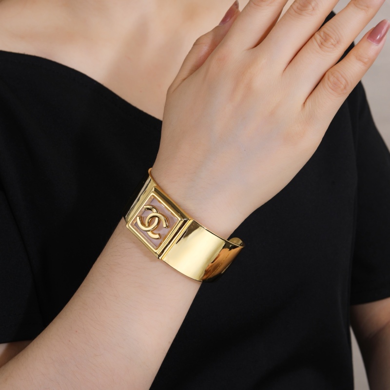 Chanel Resin Metal Wide Cuff Bracelet Yellow Gold  Replca 1：1 to the  Authenic Fashion Costume Jewelry