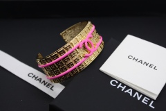 Chanel Cruise 2023/24 Gold Pink White Carved CC Logo Wide Metal Open Cuff 1:1 Top AAA Wholesale Factory Outlet