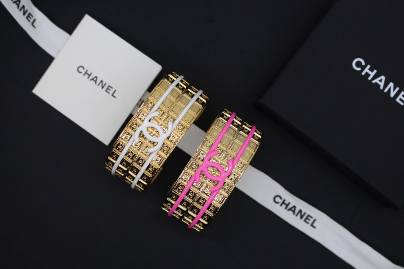 Chanel Cruise 2023/24 Gold Pink White Carved CC Logo Wide Metal Open Cuff 1:1 Top AAA Wholesale Factory Outlet