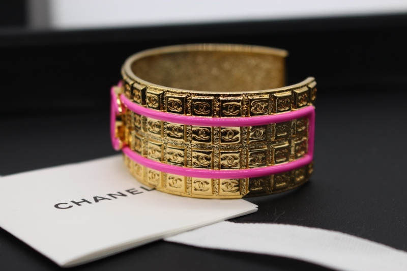 Chanel Cruise 2023/24 Gold Pink White Carved CC Logo Wide Metal Open Cuff 1:1 Top AAA Wholesale Factory Outlet
