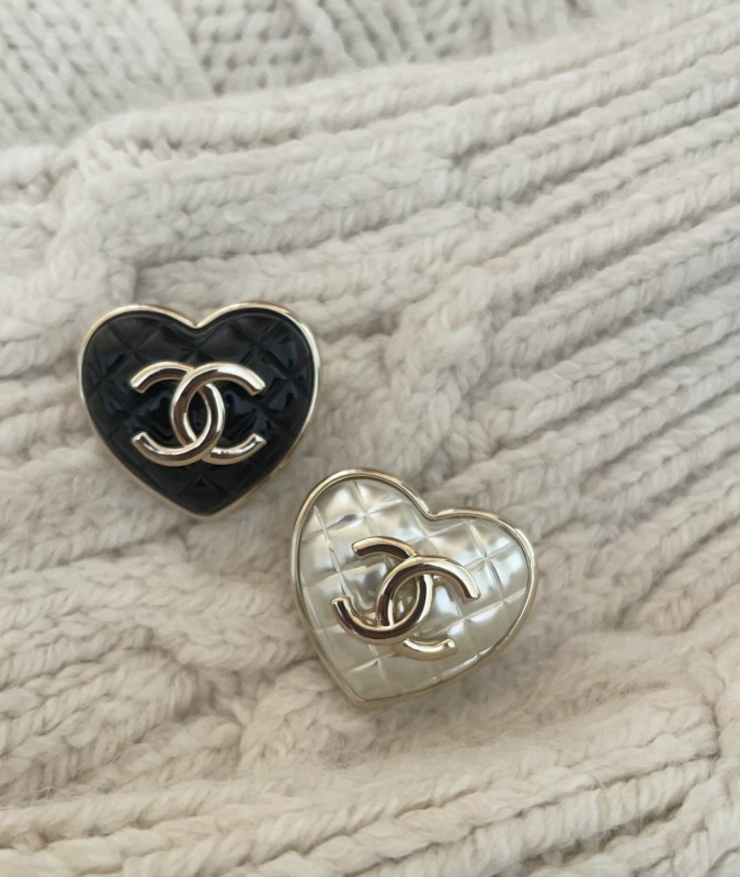 Chanel Quilted Metal Resin Heart Pin Brooch Factory Outlet Wholesale Top Replica AAA Copy