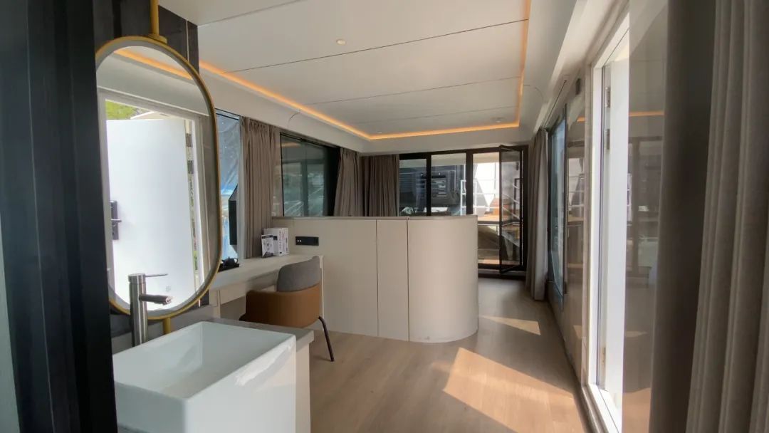 Moving Space capsule house
