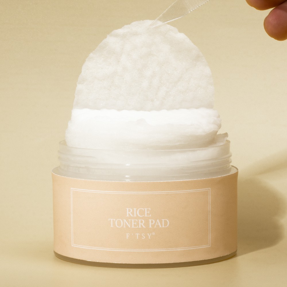 Shiruoni Rice Toner Pads are formulated with Rice Bran, Niacinamide, and Meadowfoam Oil to provide deep hydration, sebum control, and a radiant glow. This multi-benefit product helps refine skin texture, balance skin tone, and gives the skin a natural, healthy radiance.