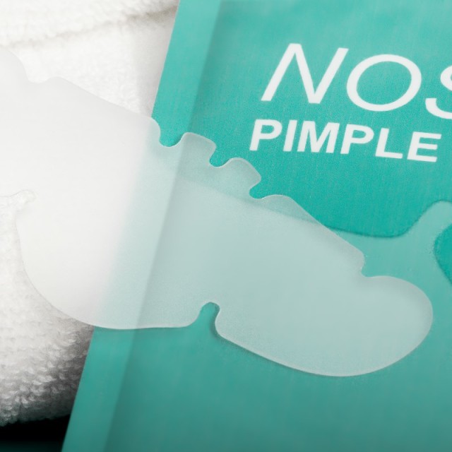 Professional-strength acne pads formulated with Glycolic Acid and Salicylic Acid to exfoliate skin, unclog pores, and promote a youthful, radiant complexion.