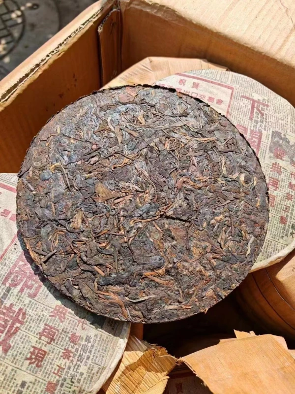 1990s Xiaguan discus tea