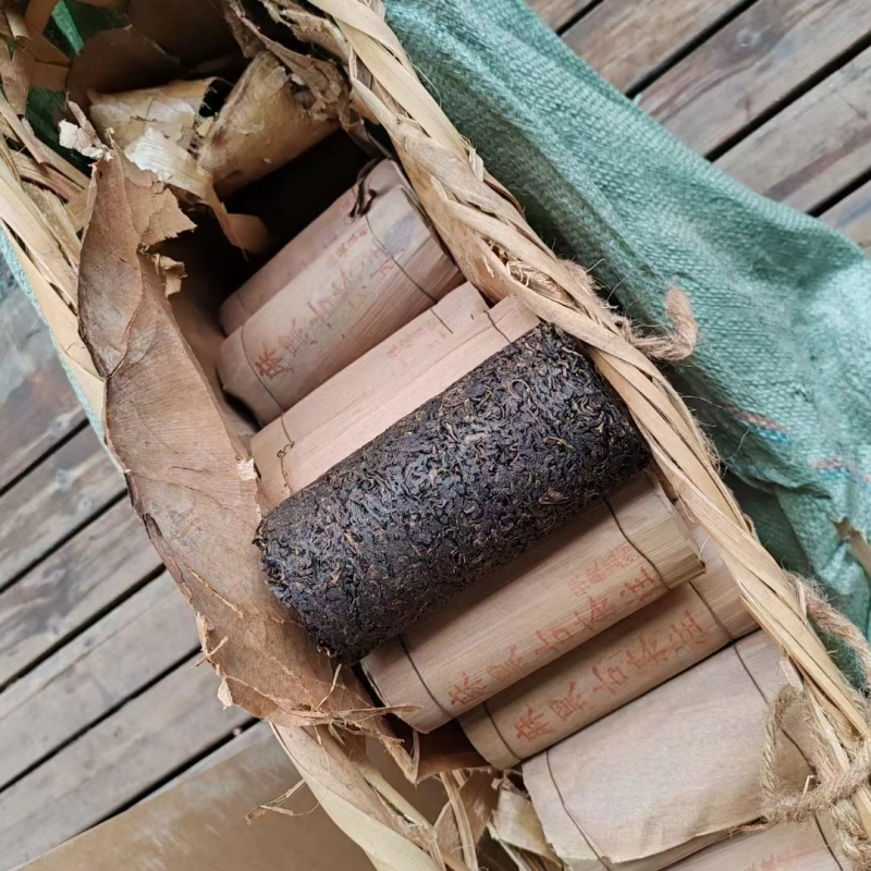 In 1999, Yiwu Ma black ancient tea pillar