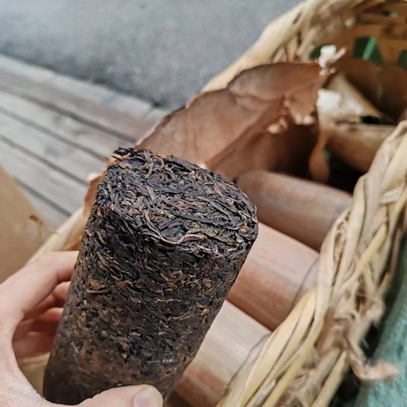 In 1999, Yiwu Ma black ancient tea pillar