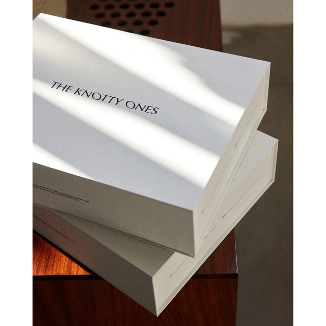 Luxury Custom Colorful Magnet Flap Clothing Mug Boxes Rigid Paper Foldable Magnetic Closure Embossed Sponge Lining for Gift