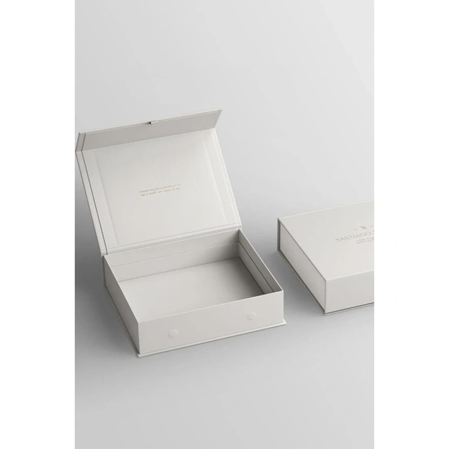 Luxury Custom Colorful Magnet Flap Clothing Mug Boxes Rigid Paper Foldable Magnetic Closure Embossed Sponge Lining for Gift