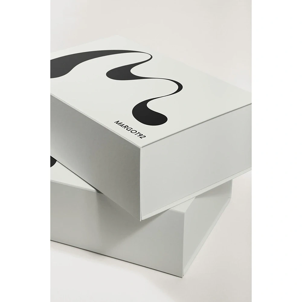 Luxury Custom Colorful Magnet Flap Clothing Mug Boxes Rigid Paper Foldable Magnetic Closure Embossed Sponge Lining for Gift