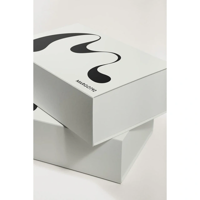Luxury Custom Colorful Magnet Flap Clothing Mug Boxes Rigid Paper Foldable Magnetic Closure Embossed Sponge Lining for Gift