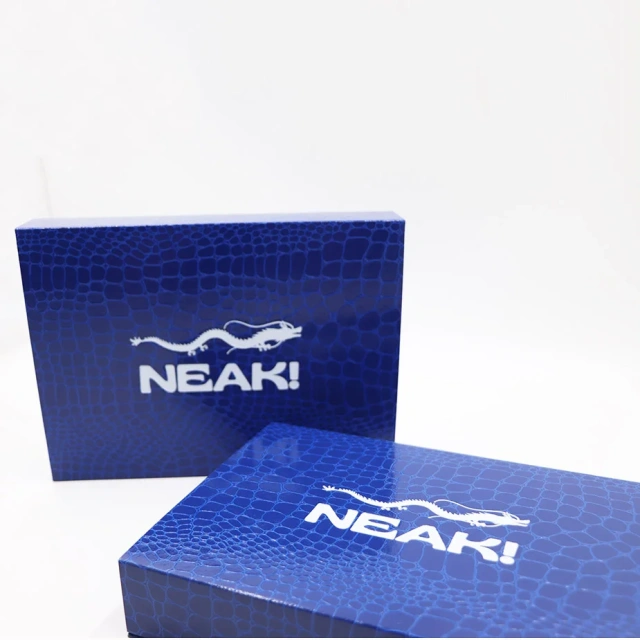 Custom Special Crocodile Pattern Paper Designed Luxury Rigid Paper Magnet Gift Box with Dmbossed Logo for Clothes