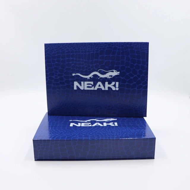Custom Special Crocodile Pattern Paper Designed Luxury Rigid Paper Magnet Gift Box with Dmbossed Logo for Clothes