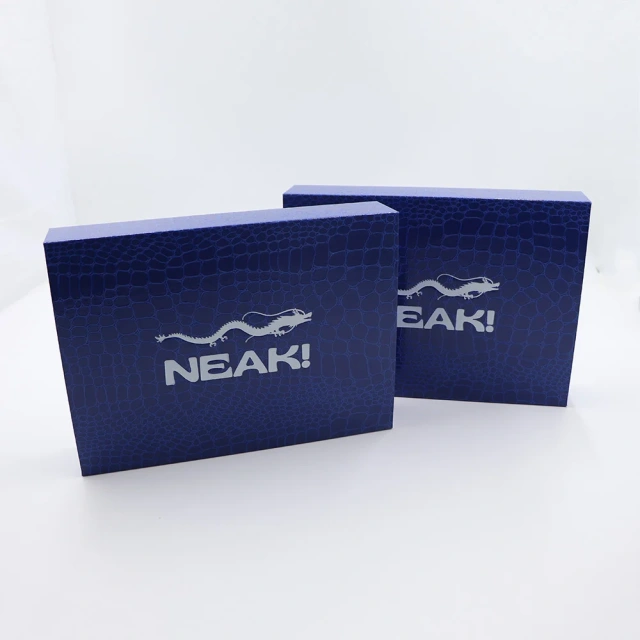 Custom Special Crocodile Pattern Paper Designed Luxury Rigid Paper Magnet Gift Box with Dmbossed Logo for Clothes
