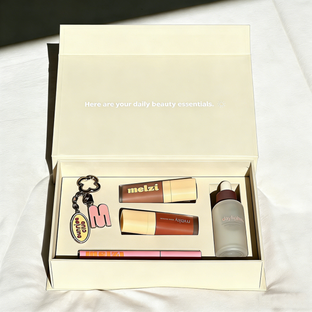 Factory Custom Luxury Cosmetic Perfume Skin Care Serum Flannel Packaging Boxes Embossing Recycled Materials Rigid Sponge Lining