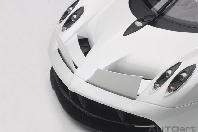 1/12 PAGANI HUAYRA (WHITE/BLACK WHEELS)