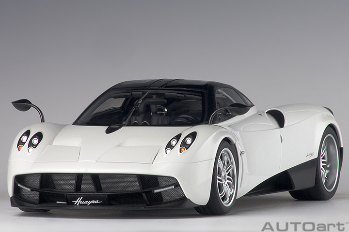 12231 1/12 PAGANI HUAYRA (WHITE/BLACK WHEELS)