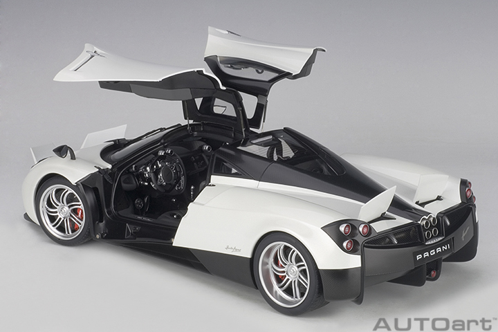 1/12 PAGANI HUAYRA (WHITE/BLACK WHEELS)