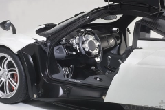 1/12 PAGANI HUAYRA (WHITE/BLACK WHEELS)