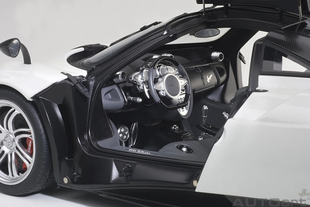 1/12 PAGANI HUAYRA (WHITE/BLACK WHEELS)