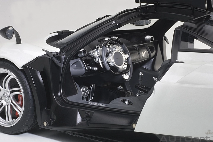 1/12 PAGANI HUAYRA (WHITE/BLACK WHEELS)