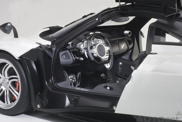 1/12 PAGANI HUAYRA (WHITE/BLACK WHEELS)