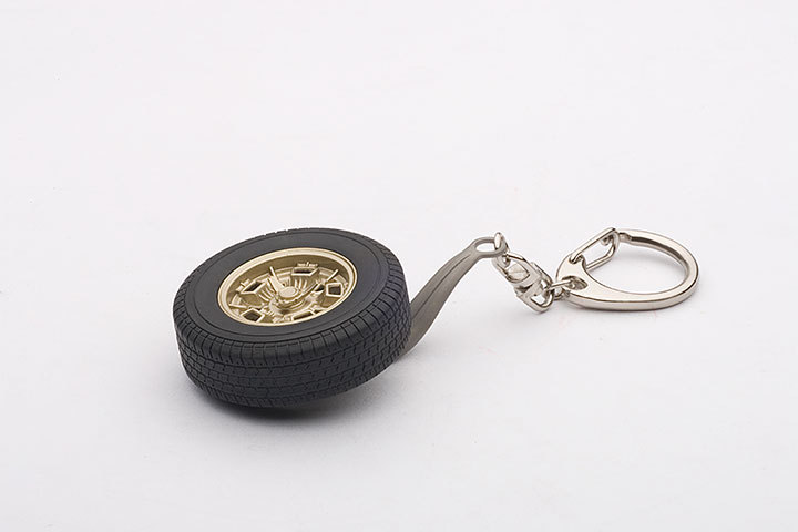 40453  1/18 LAMBORGHINI MIURA SV WHEEL KEYCHAIN