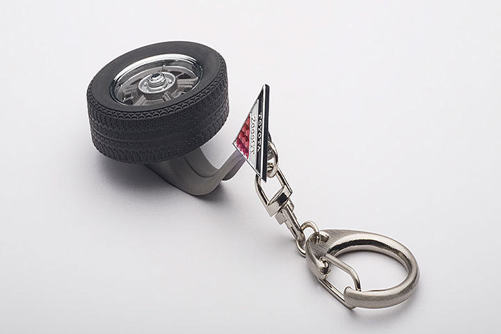 41566  TOYOTA 2000 GT WHEEL KEYCHAIN