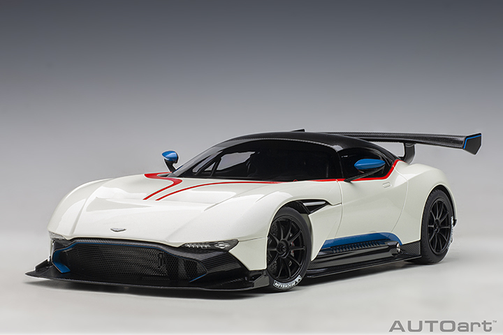 70261 1/18 ASTON MARTIN VULCAN (STRATUS WHITE W/ BLUE & RED STRIPES)