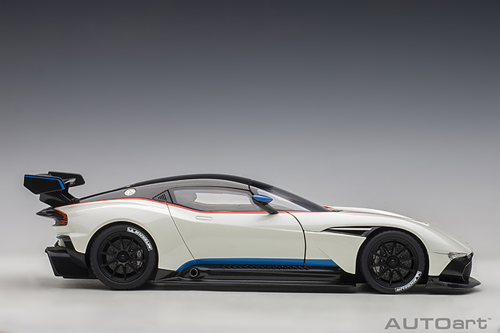 70261 1/18 ASTON MARTIN VULCAN (STRATUS WHITE W/ BLUE & RED STRIPES)