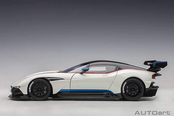 70261 1/18 ASTON MARTIN VULCAN (STRATUS WHITE W/ BLUE & RED STRIPES)