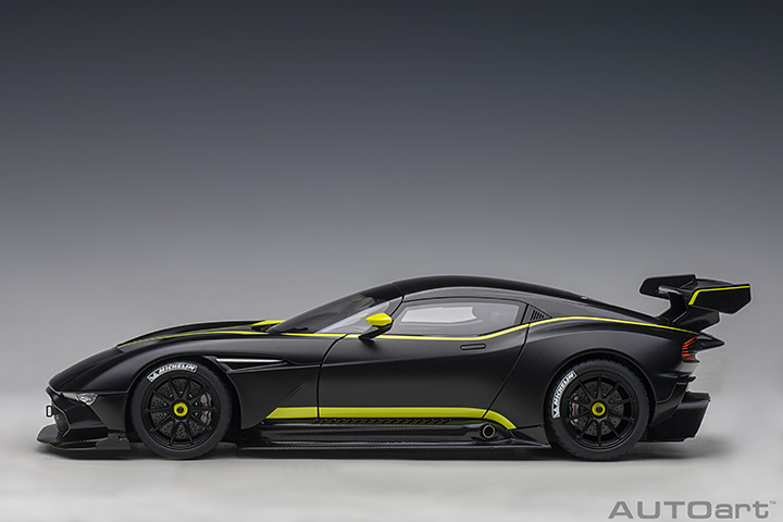 70262 1/18 ASTON MARTIN VULCAN (MATT BLACK W/ LIME GREEN STRIPES)